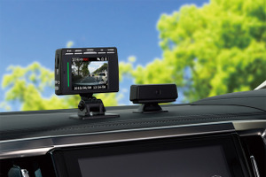 “2カメラ”で車内の映像も同時に記録する「高画質ドラレコ」…コムテック 画像