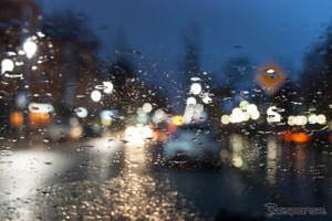 雨天走行時、フロントガラスの「視界不良」は油膜が原因 画像