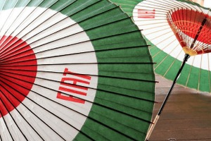 イタリア国旗カラーの和傘など、フィアットと日本の伝統工芸品がコラボ 画像