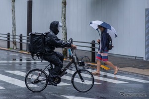 雨の日の自転車「カッパは傘より本当に安全？」意外な実験結果に【岩貞るみこの人道車医】 画像