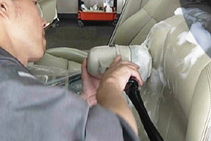 濡らしすぎず乾燥が早い「車内シート・内装洗浄システム」の提案…フォンシュレーダージャパン 画像