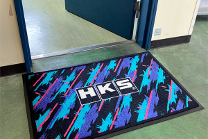 HKS伝統「オイルカラー」デザインのマット、滑り止めや転倒を防ぐ仕組みを採用 画像