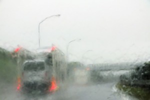 雨にぬれた愛車をいたわる…ウロコ、撥水、ワイパー、油膜、タイヤ 画像