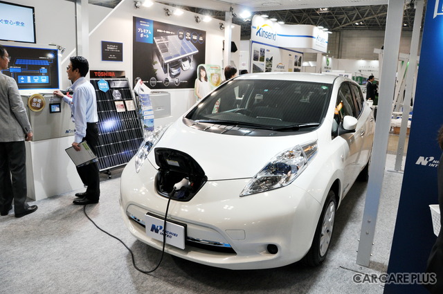 日栄インテックのブースでは、電気自動車の充電をイメージさせる展示がされていた
