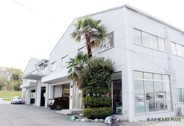 牛川工場では、事故車の修理や塗装作業などを行なっている