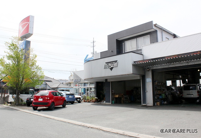 店舗の裏側に車検・整備エリアを用意。入庫しやすい作りになっている