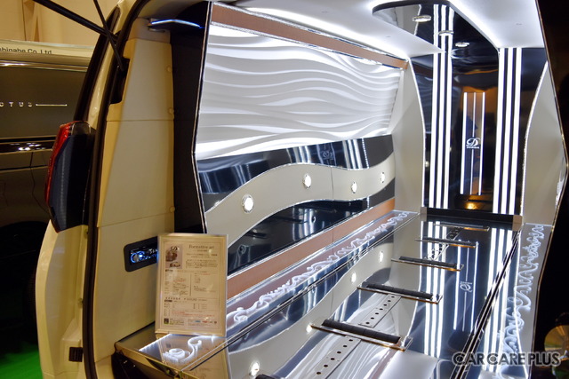 「ディアナ」の棺室。LED照明の反射や陰影を応用した美しい内装デザインを実現